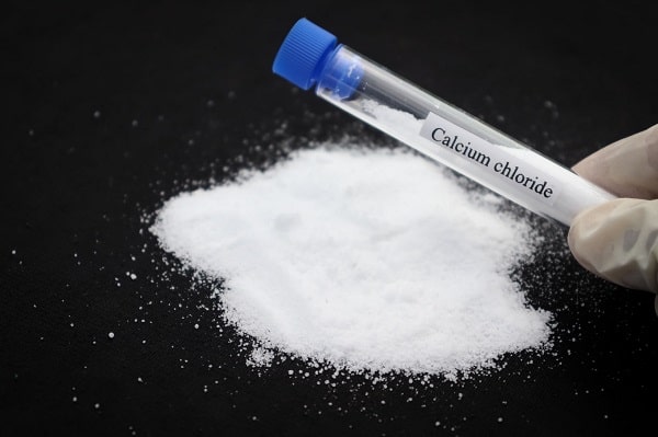 how does calcium chloride absorb moisture